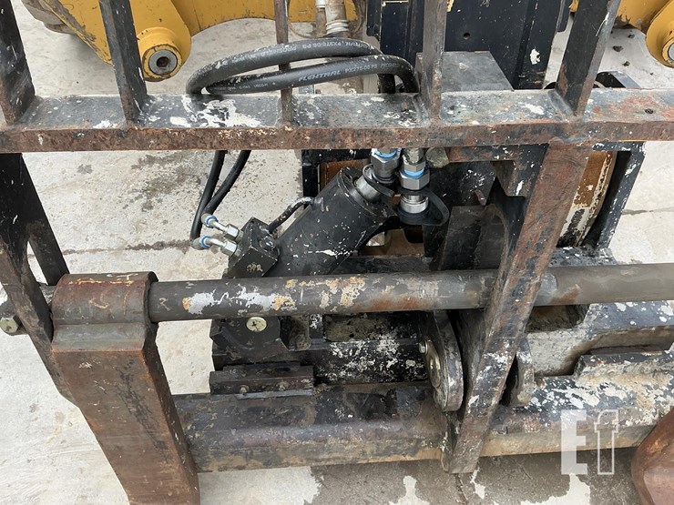 2018-caterpillar-tl1055d-image-10