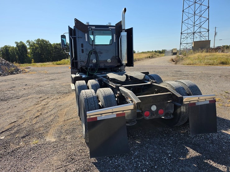 2016-freightliner-columbia-120-image-10