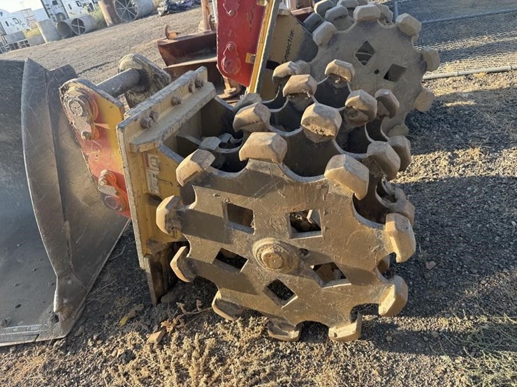 cat-excavator-compaction-wheel-image-1