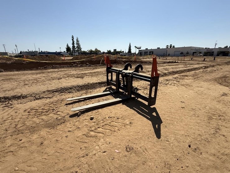 caterpillar-wheel-loader-forks-image-1