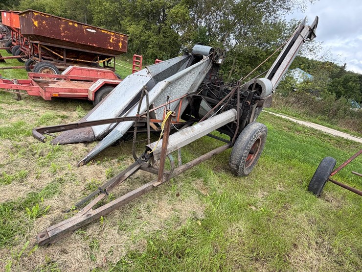 #4011-•-new-idea-corn-picker-image-2