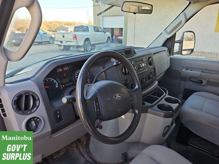 2013-ford-cargo-image-17