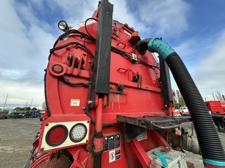 2008-sterling-l9500-image-18