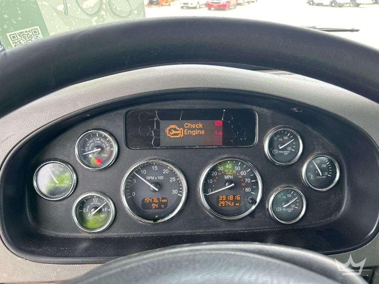 2015-peterbilt-348-image-49