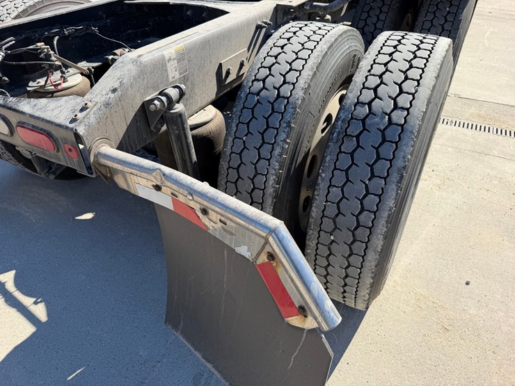 2020-peterbilt-389-image-34