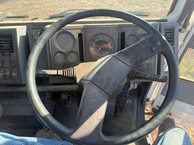 2002-freightliner-fc70-image-69