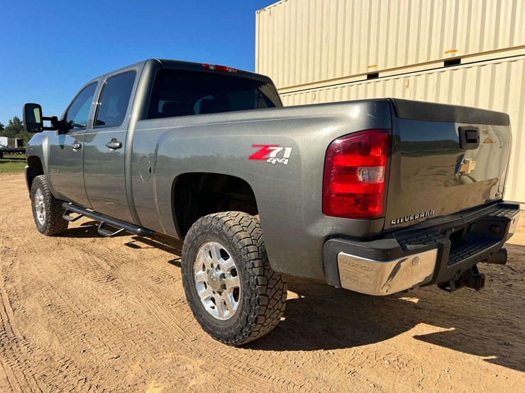 2011-chevrolet-silverado-2500hd-ltz-image-3