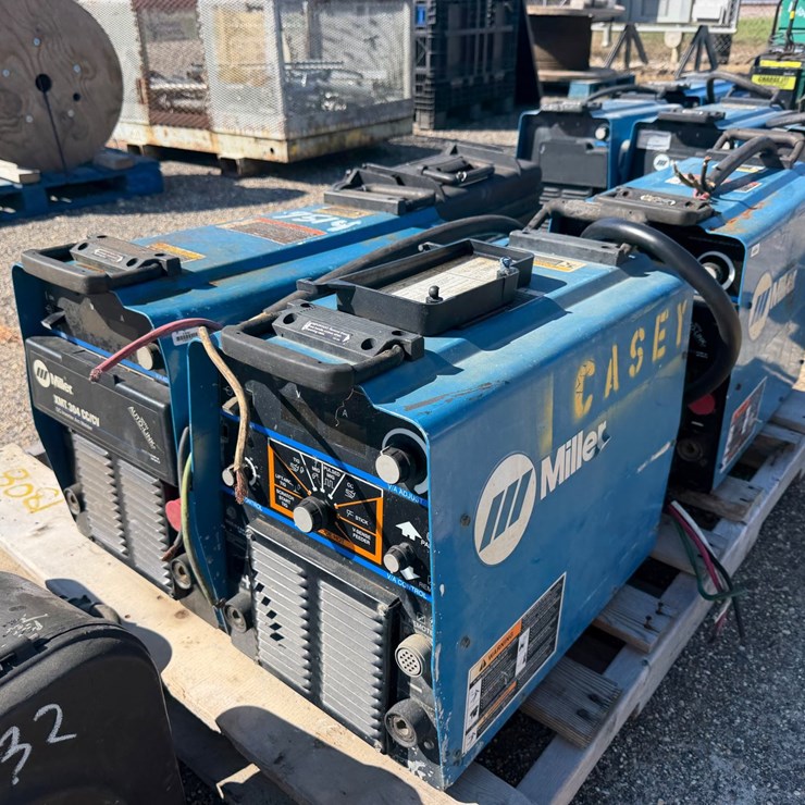 #7514 • MILLER XMT 304 DC INVERTER ARC WELDER, MILLER SUITCASE 12RC, 24 VOLT WIRE FEEDER