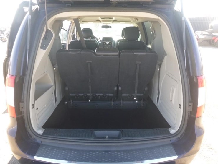 2014-chrysler-town-&-country-image-10