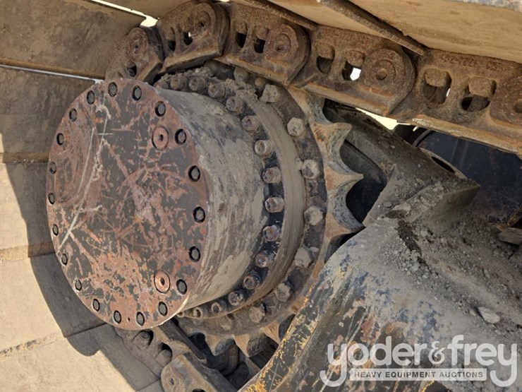2018-caterpillar-352-image-22