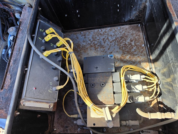 2011-freightliner-m2-106-image-105