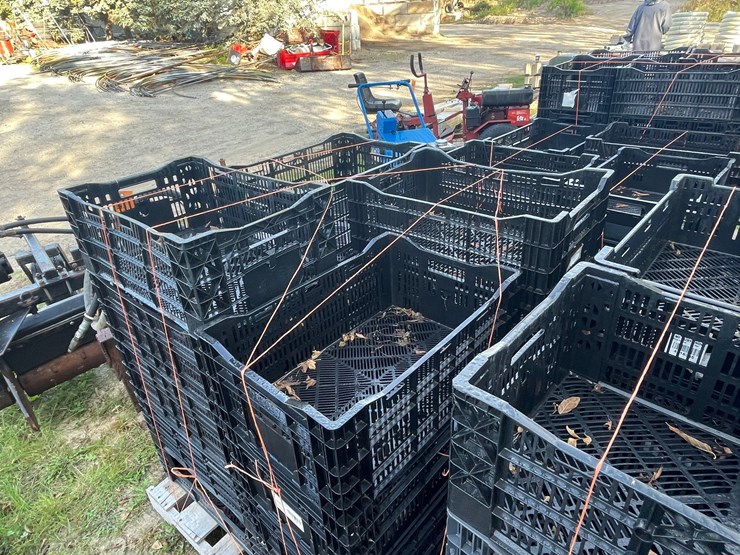 #3224-•-pallet-of-stackable-poly-crates-image-3