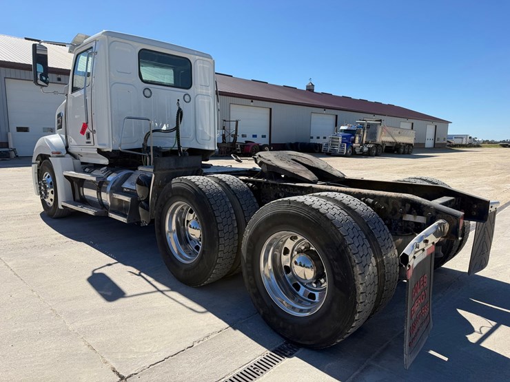 #1726-•-2019-western-star-day-cab-truck-tractor-image-3