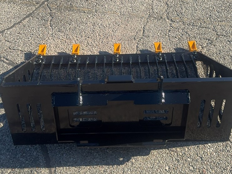 future-mini-skid-steer-rock-bucket-image-4
