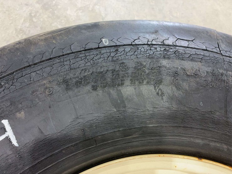 dunlop-9.00-r-20-implement-tire-on-6-lugg-rim-image-4