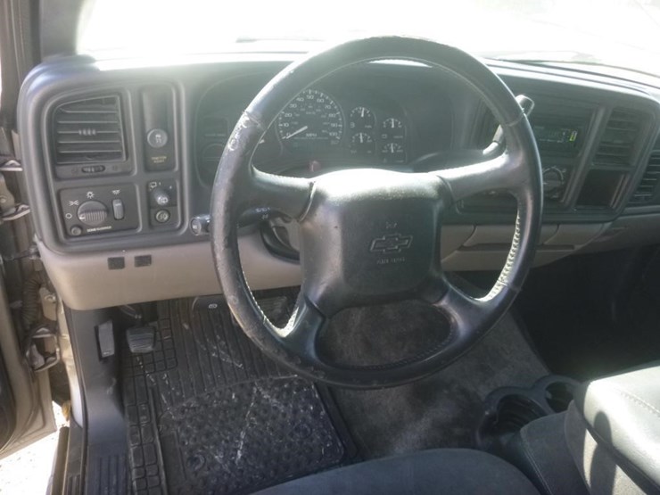 2002-chevrolet-tahoe-image-10