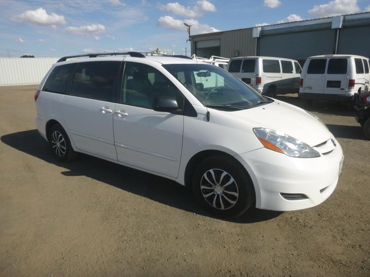 2008-toyota-sienna-image-2