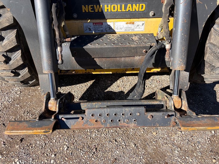 2011-new-holland-l220-image-8