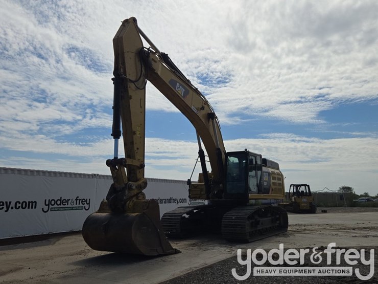 2018-caterpillar-352-image-1