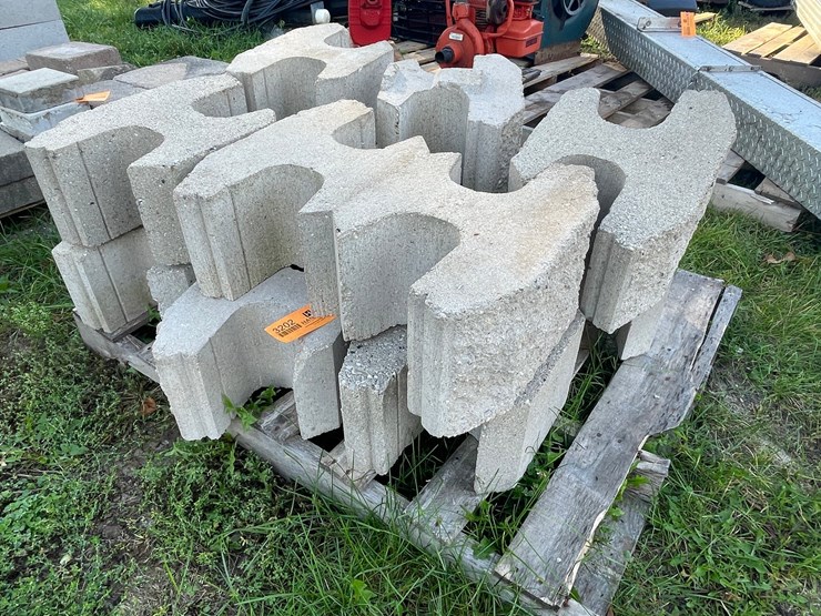 #3202-•-pallet-of-interlocking-concrete-retaining-wall-blocks-image-6