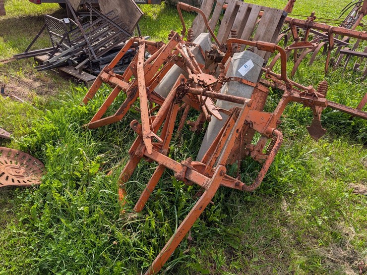 #4054-•-allis-chalmers-corn-cultivator-image-1
