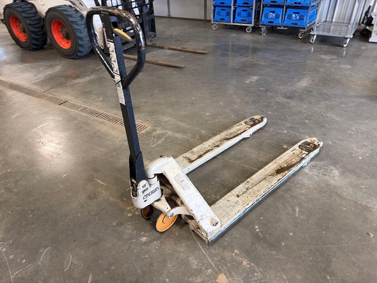 crown-pallet-jack-image-1