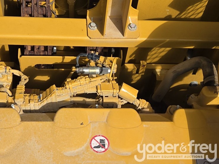 2019-caterpillar-352-image-66