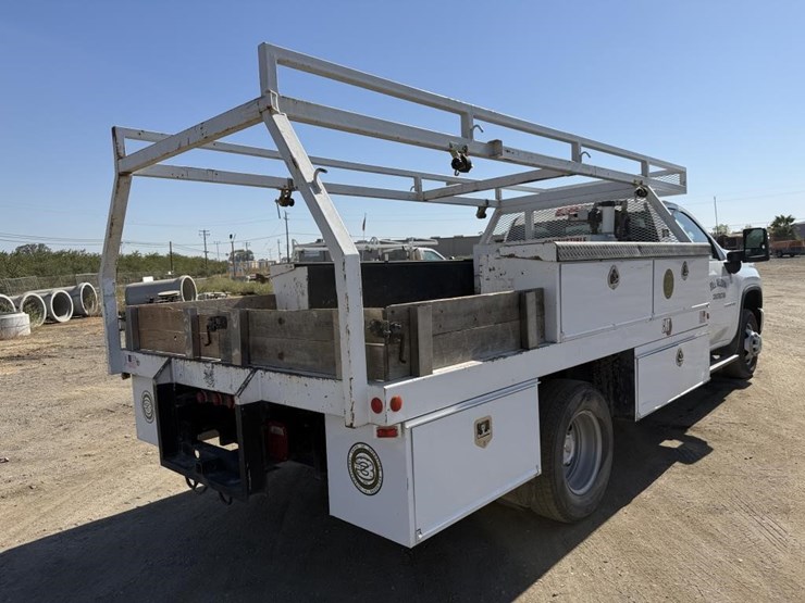2025-chevrolet-3500-image-3