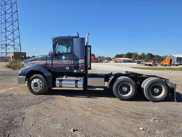 2016-freightliner-columbia-120-image-5