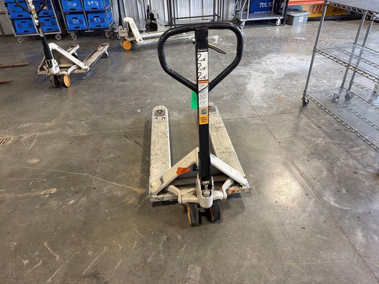 crown-pallet-jack-image-8