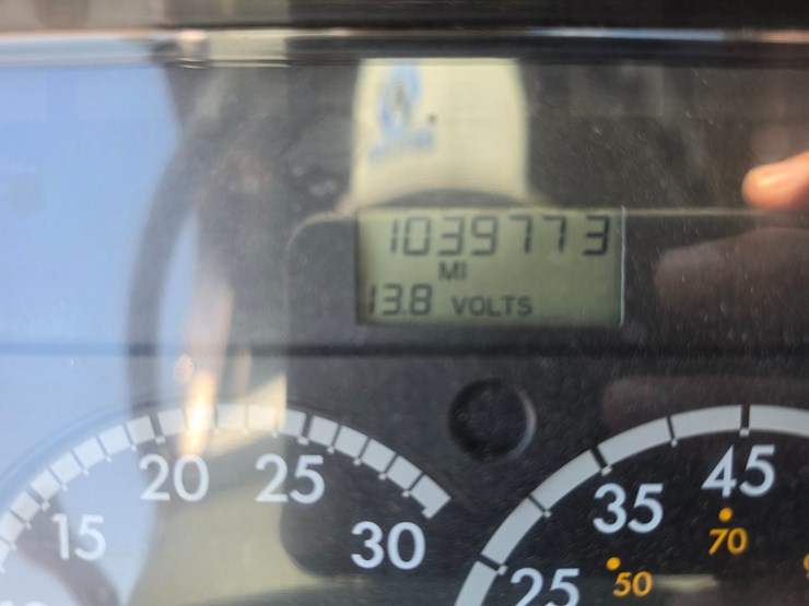 2016-freightliner-columbia-120-image-65