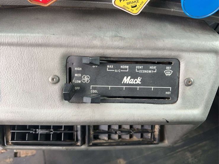 2005-mack-rb688s-image-25