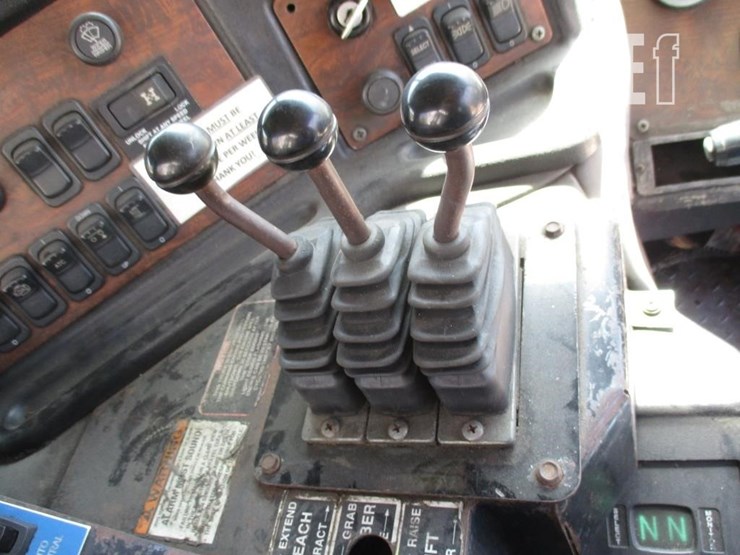 2010-peterbilt-320-image-13