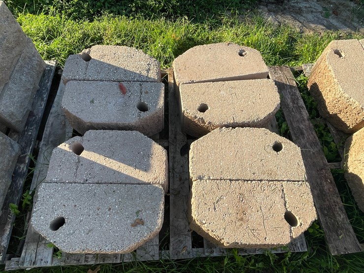 #3185-•-(2)-pallets-of-concrete-retaining-wall-blocks-image-5