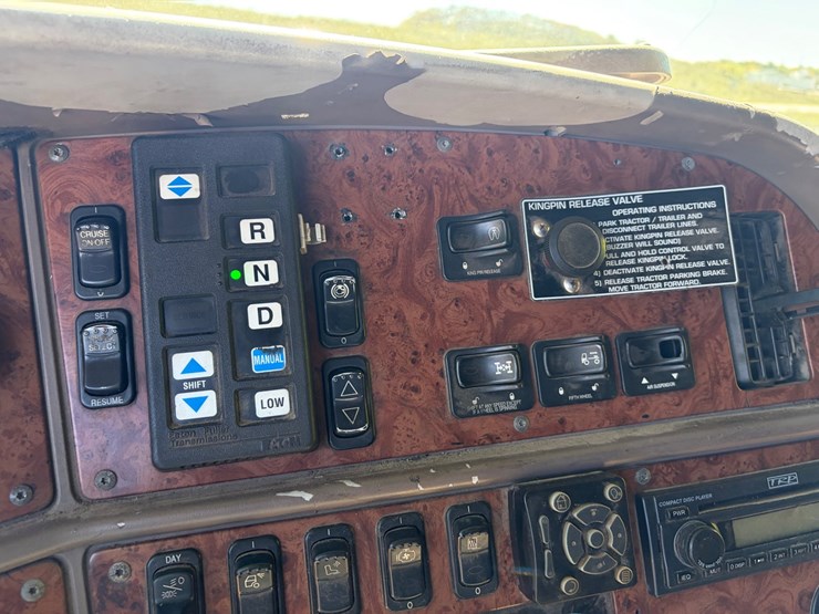 2007-peterbilt-387-image-27