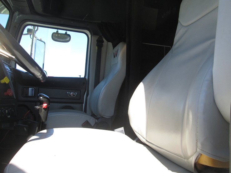 2020-western-star-4900-image-34