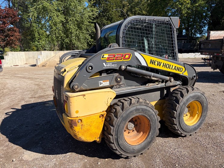 2011-new-holland-l220-image-4