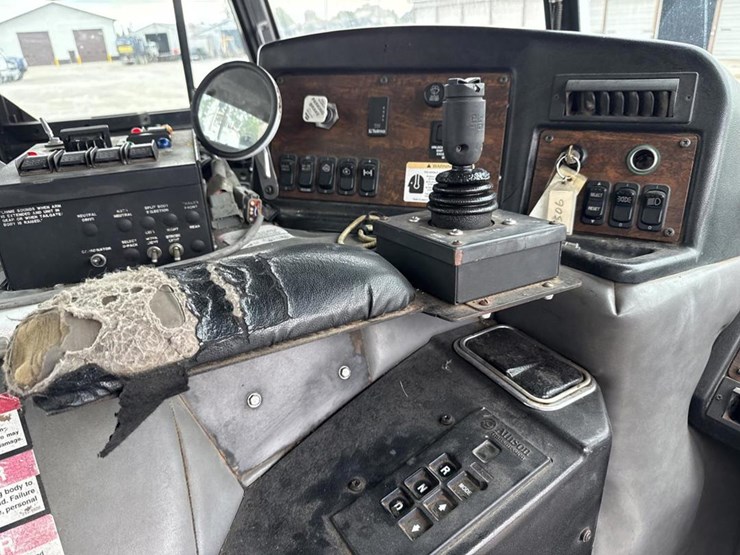2005-peterbilt-320-image-18