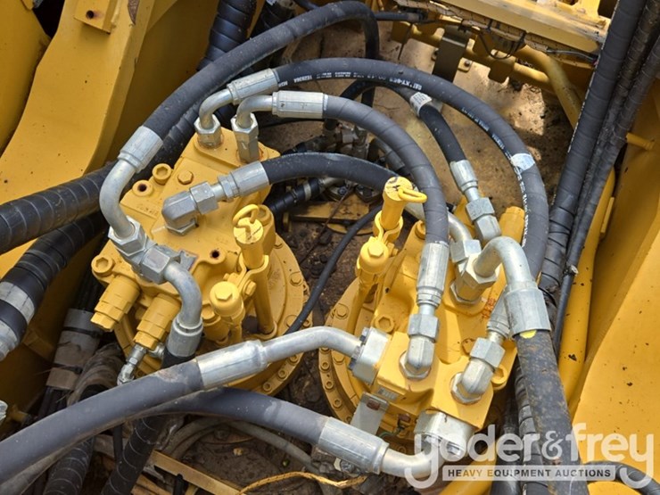 2019-caterpillar-352-image-57