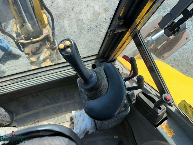 new-holland-b95b-image-21