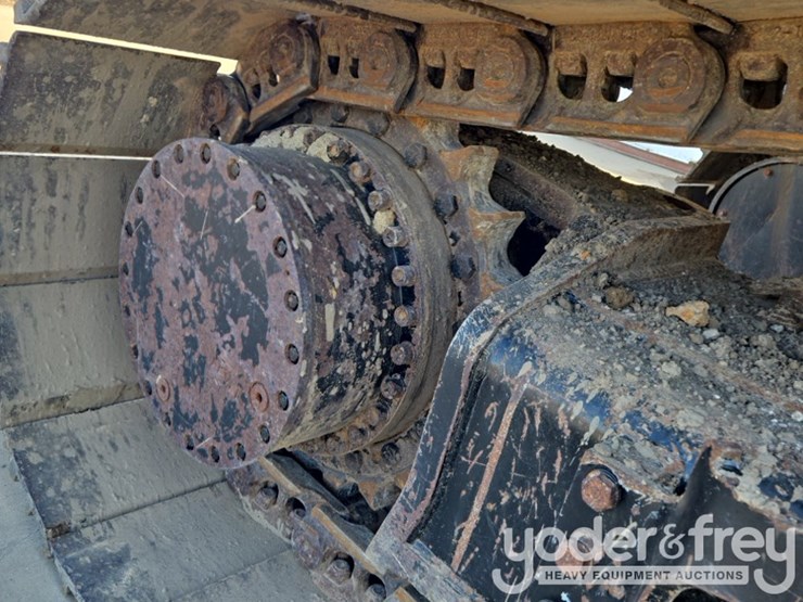 2019-caterpillar-352-image-22