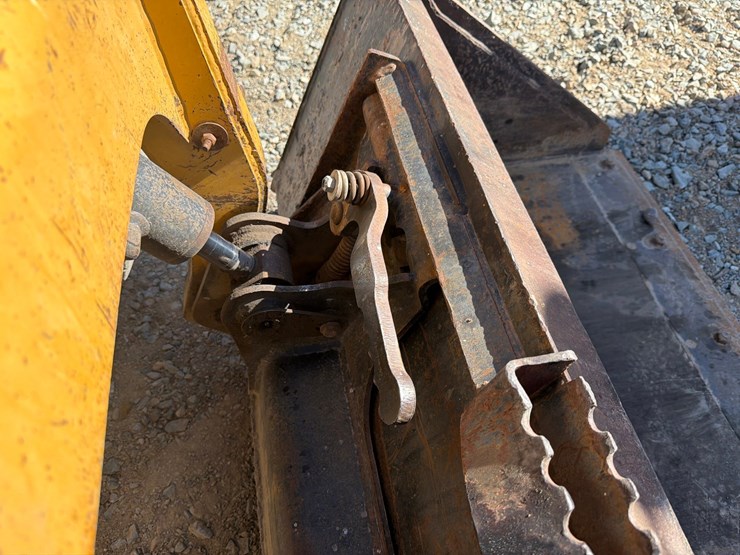 caterpillar-226-image-12