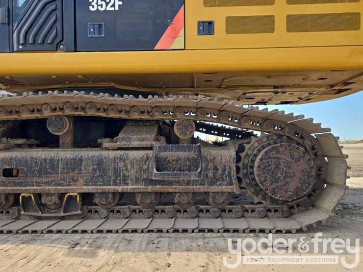 2018-caterpillar-352-image-11