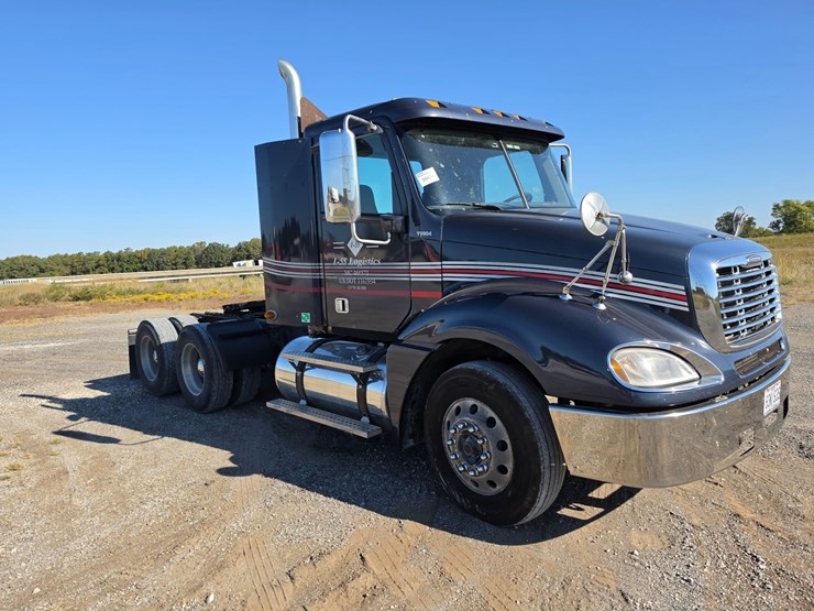 2016-freightliner-columbia-120-image-21