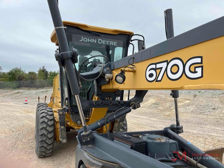 2010-deere-670g-image-15