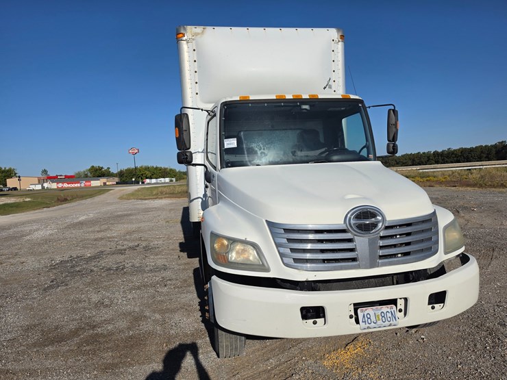 2007-hino-268-image-23