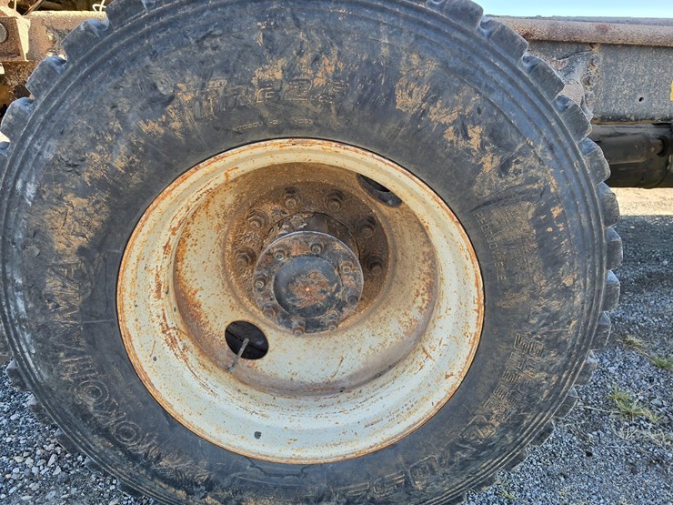 2011-freightliner-m2-106-image-110