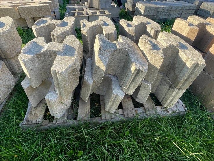 #3187-•-(3)-pallets-of-concrete-retaining-wall-blocks-image-5