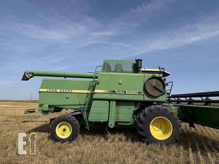 1983-john-deere-8820-image-3