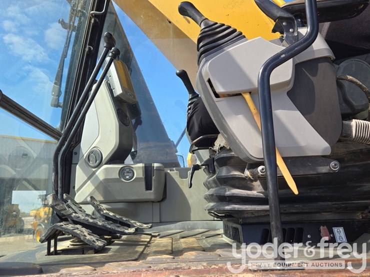 2019-caterpillar-352-image-78